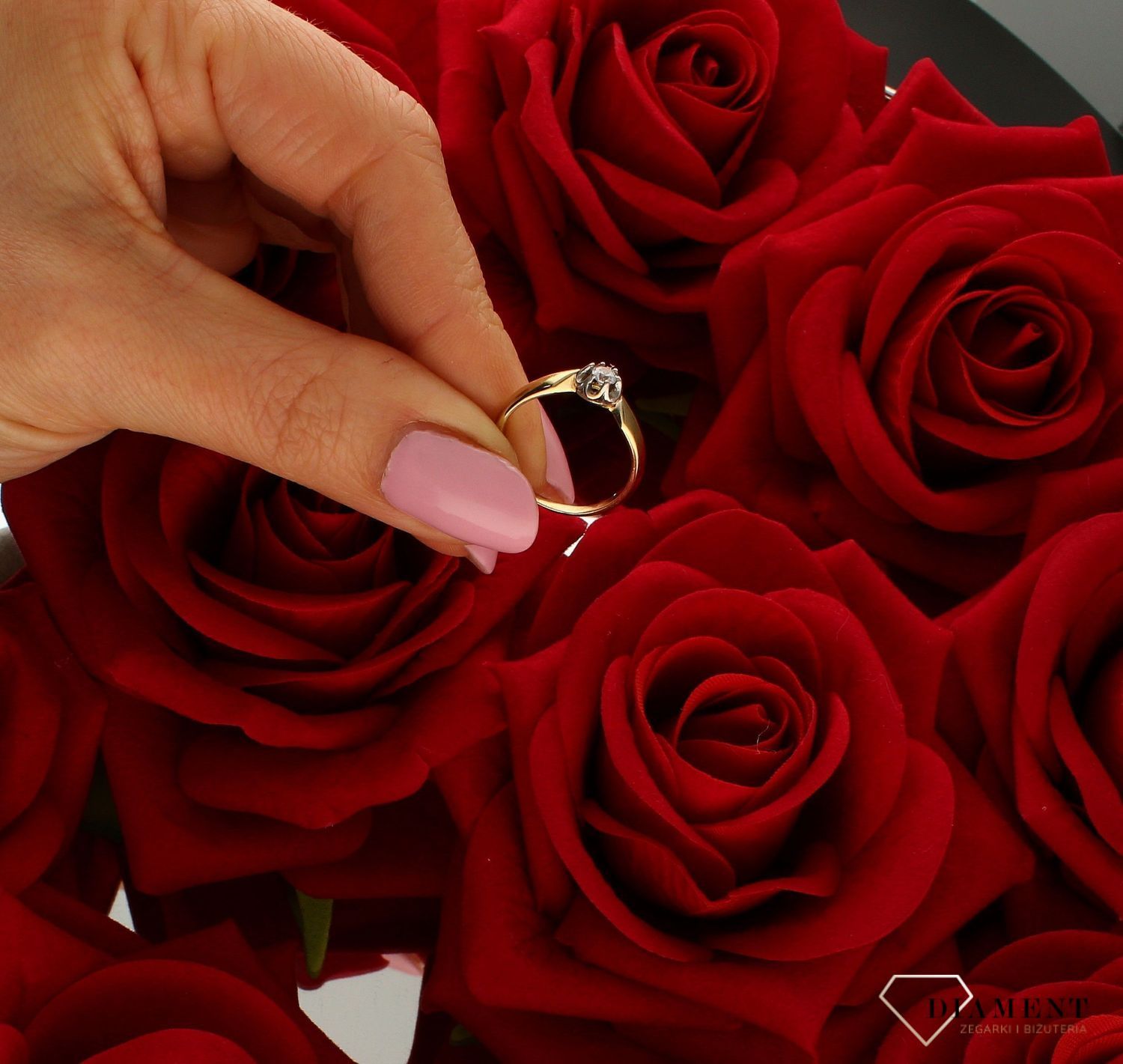 Złoty pierścionek damski zaręczynowy klasyk próba 333 PI  928. Złoty pierścionek  świetnie się sprawdzi na prezent z okazji urod (3).jpg